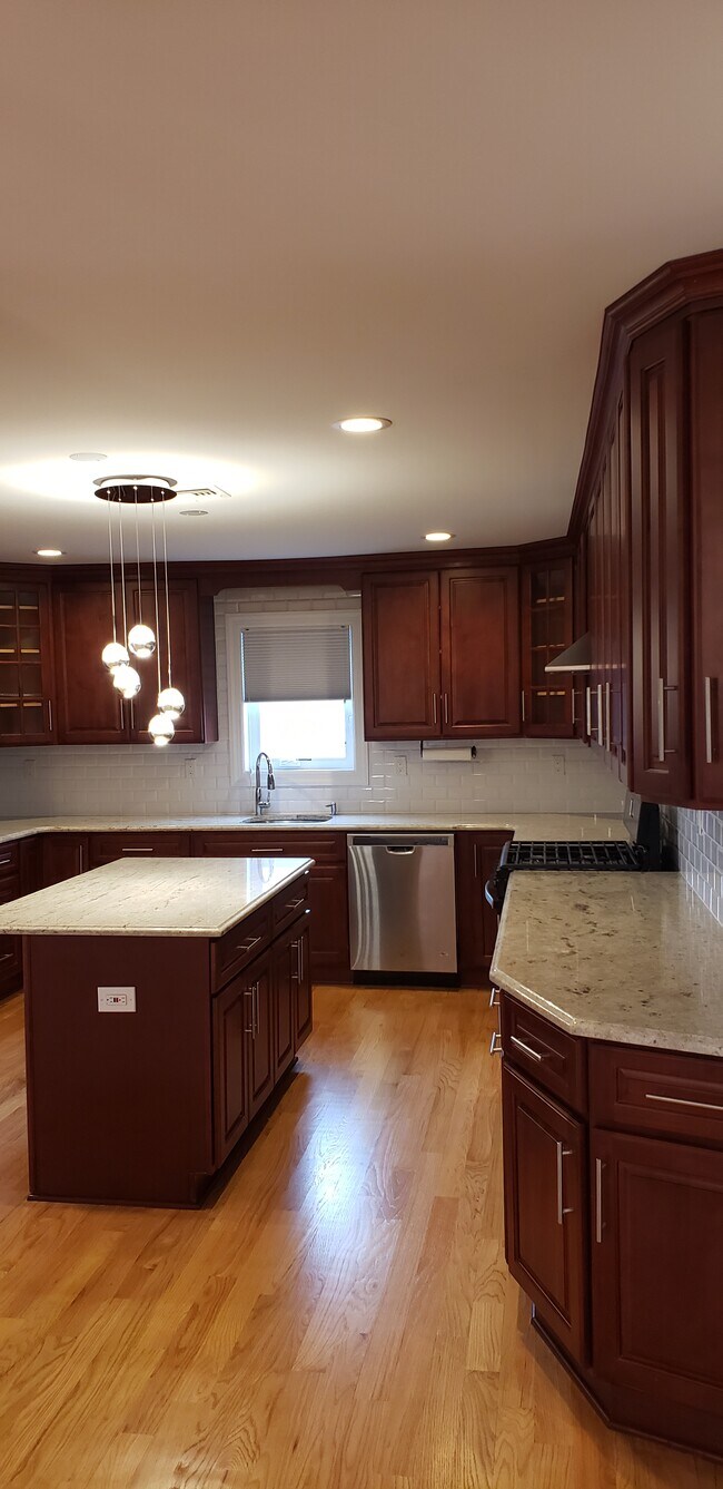 Building Photo - 764 Edgewater Ave