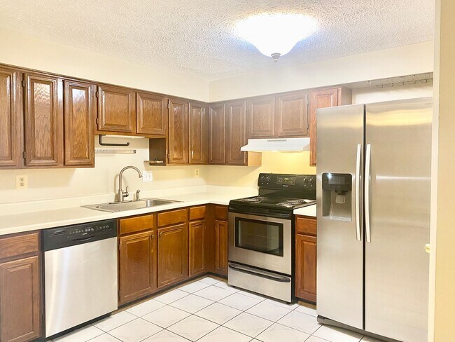 Foto del edificio - 3 Bedrooms Plus 2 Bonus Rooms!!! 2.5 Baths...