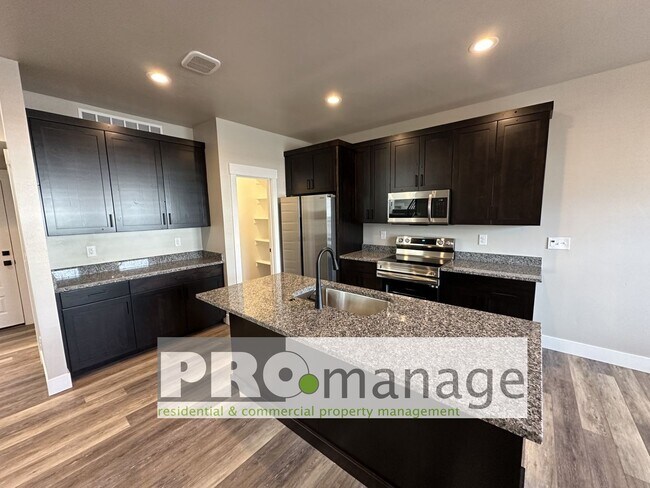 Foto del edificio - 3 Bed, 2.5 Bath Townhome w/ 2-Car Garage - NEAR NEW - Ammon