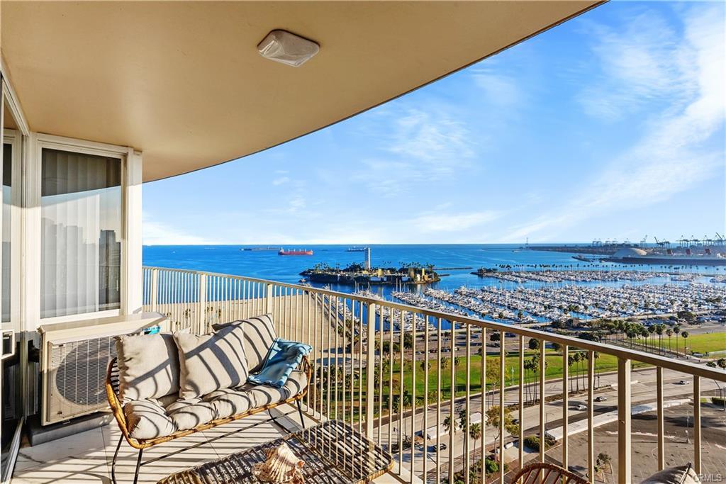 Vistas al mar desde el balcón de la sala de estar - 700 E Ocean Blvd