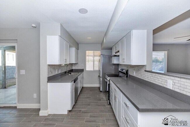 Building Photo - 2829 S 17th Ave