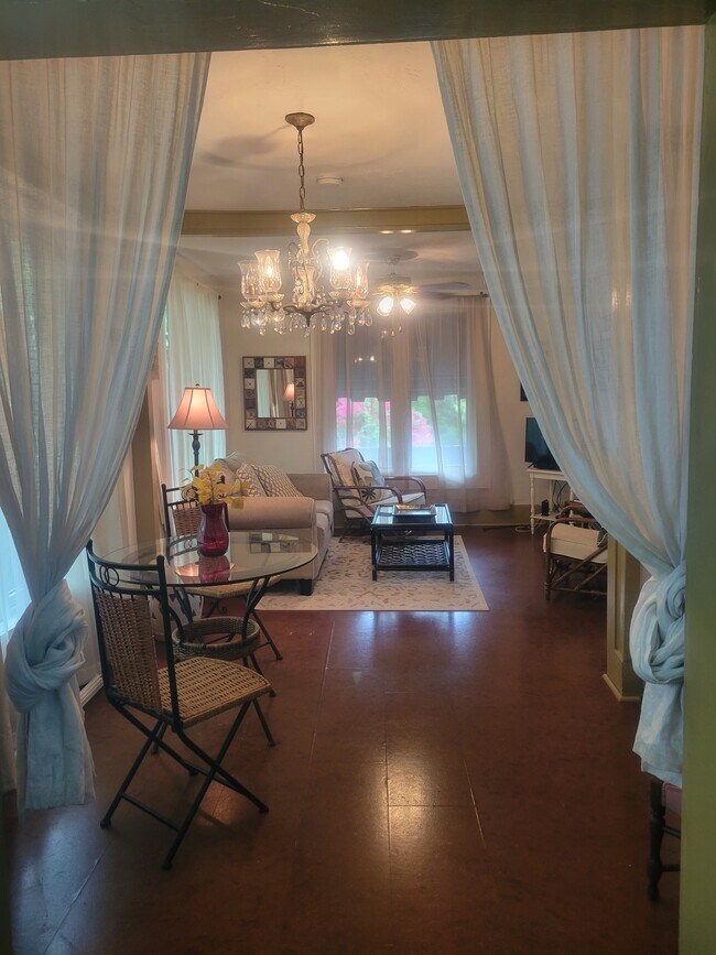 con vistas desde la cocina al comedor y la sala de estar. - 3600 N Bay Homes Dr