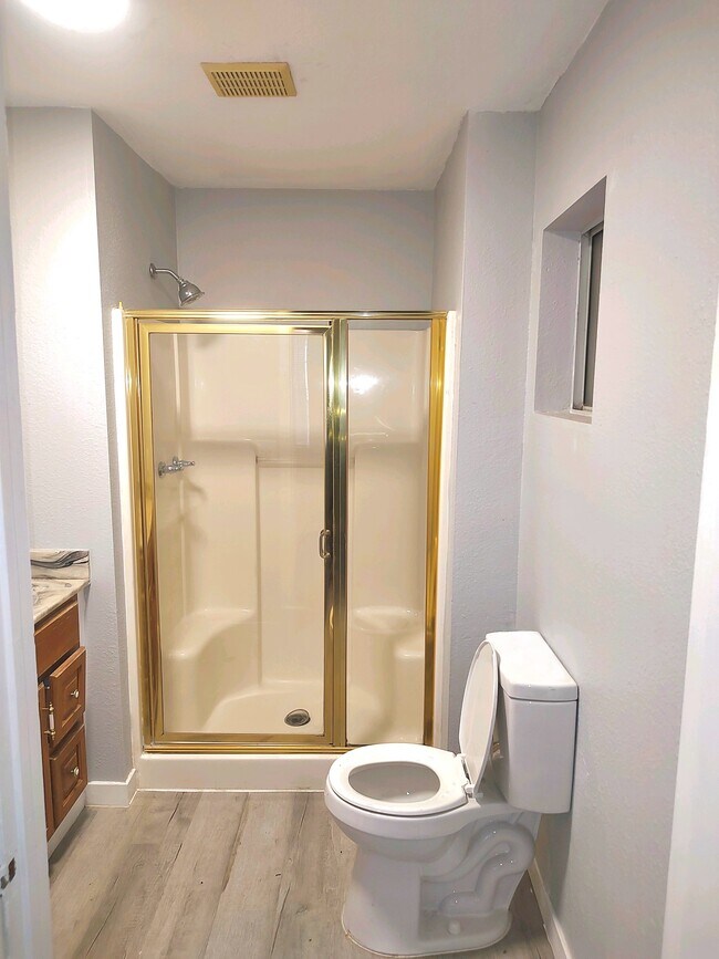 Foto del edificio - 2358 E 3rd St