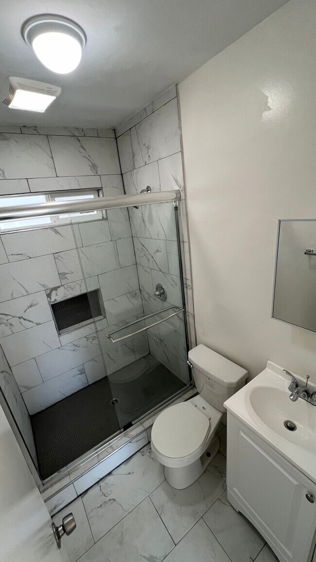 Baño y ducha - 2707 Fairmount St