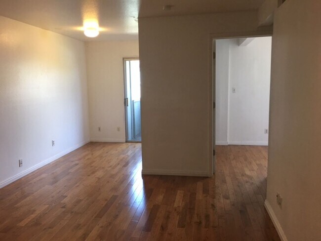 Foto del edificio - Foothill Condo