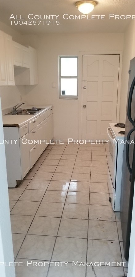Building Photo - Two-Bedroom Triplex Unit - Water Included!