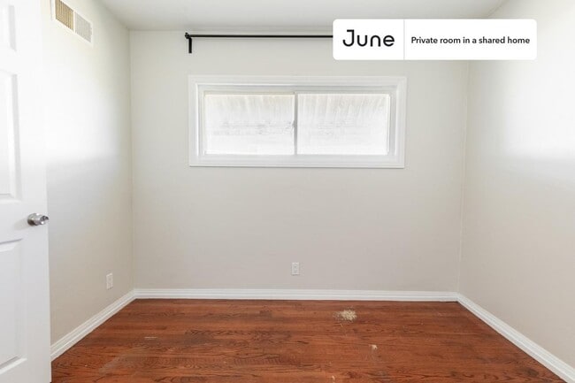 Building Photo - Room in Shared 7 bed/3 bath home