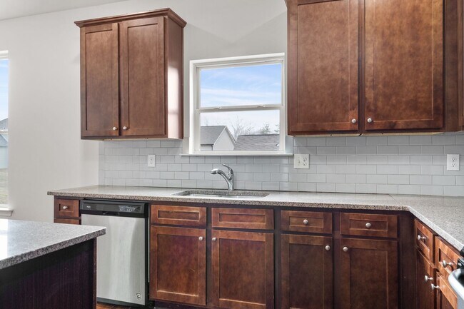 Building Photo - Welcome Home to the Silver Ridge Community!