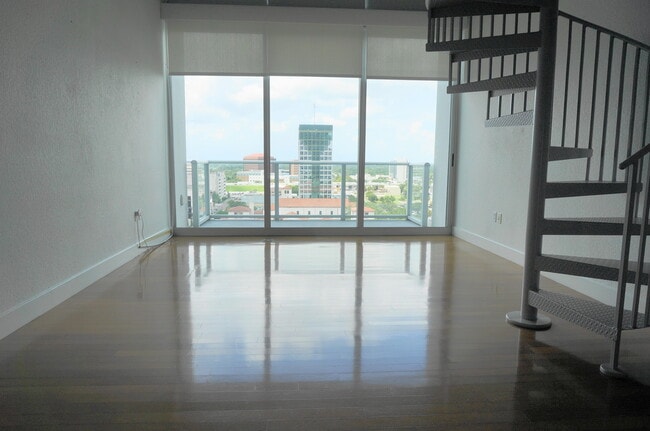 Building Photo - Large 1 Bed Loft with 20 Foot Wall of Glass City View at The VUE!