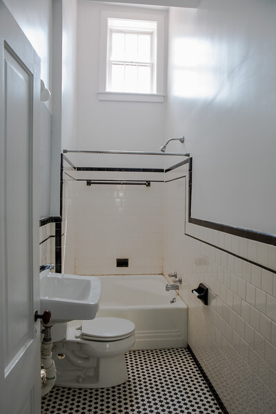 Full Bathroom - 106 N Market St