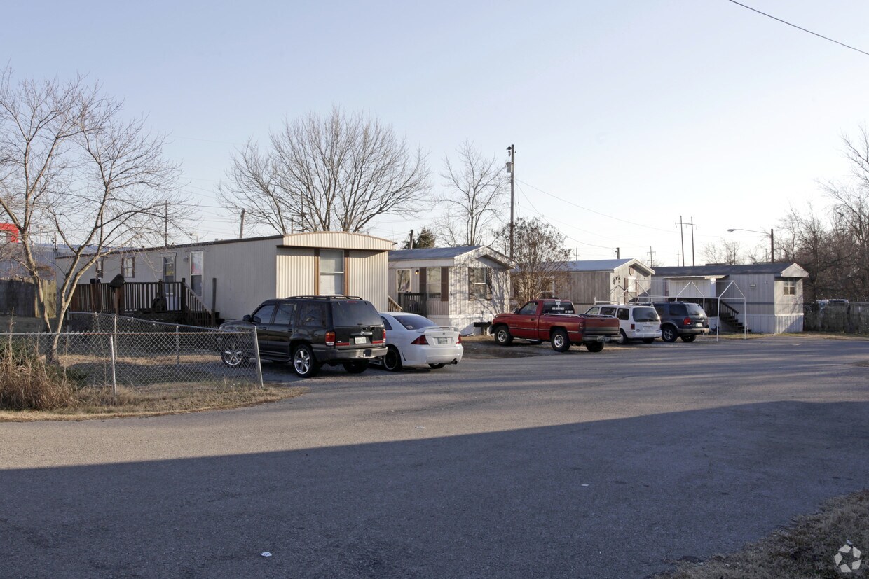 Primary Photo - 130 W Monticello Ave