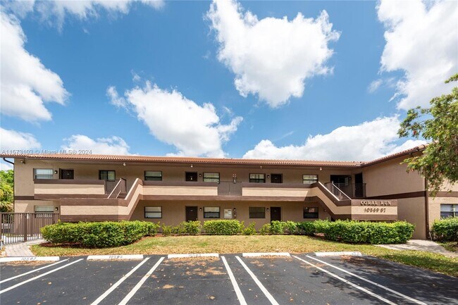 Foto del edificio - 10571 Royal Palm Blvd