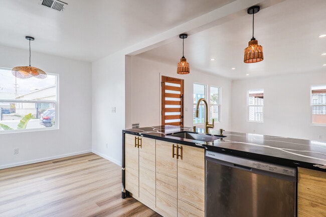 Foto del edificio - 4521 E 55th St