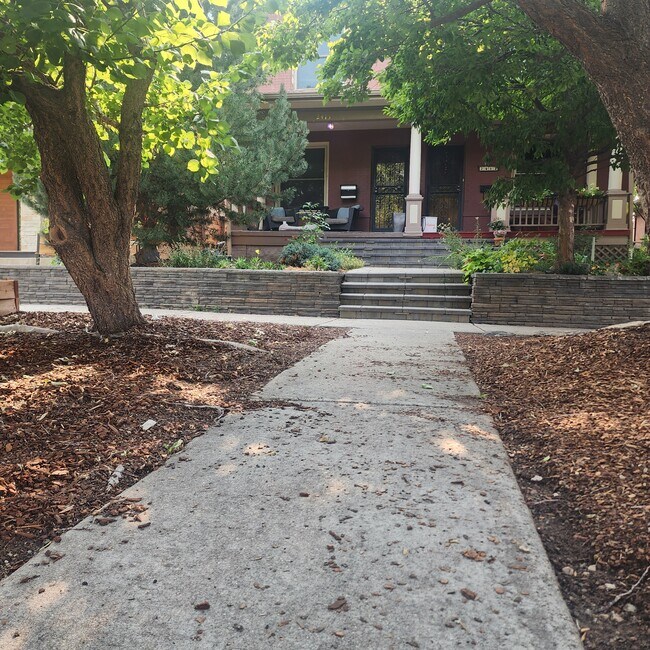 Frente de la casa - 2415 N Vine St