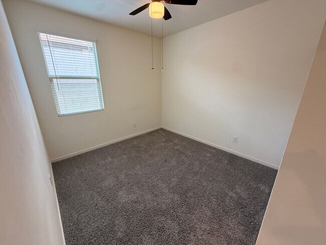 Foto del edificio - Newer 4 Bed / 3 bath Single Level home with Den