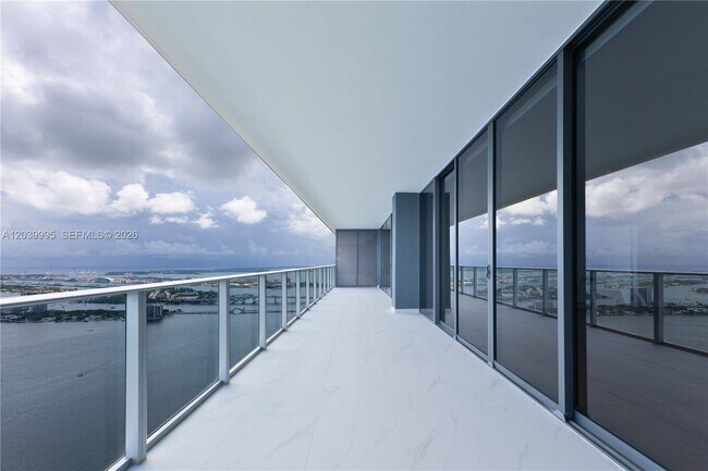 Foto del edificio - 700 NE 24th St