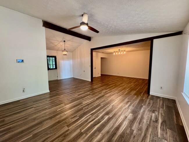 Building Photo - Ranch in Riverdale!