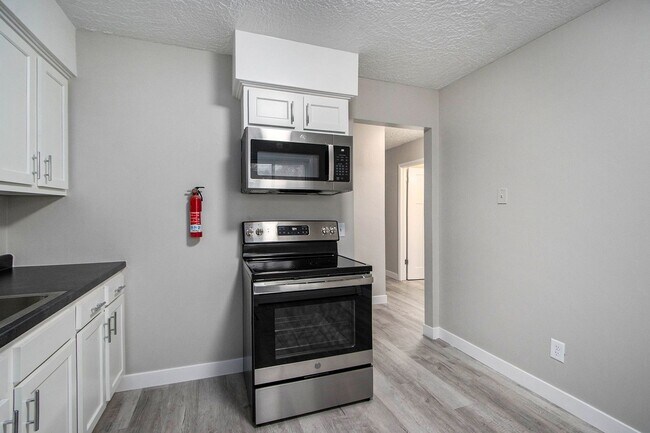 Foto del edificio - $1049 Renovated 2 bedroom 1 bathroom apartment with wooded views and patio