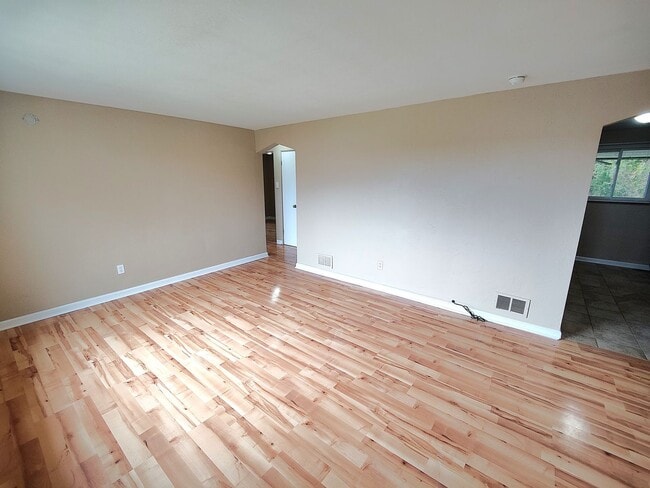Building Photo - *Recently Updated 3BD/2BA Single Family Ho...