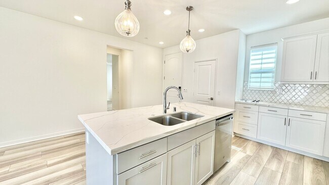 Foto del edificio - Beautiful Two-Story in the Private and Gat...
