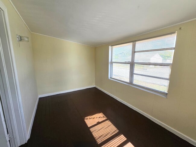 Foto del edificio - 4341 Pinewood Ave