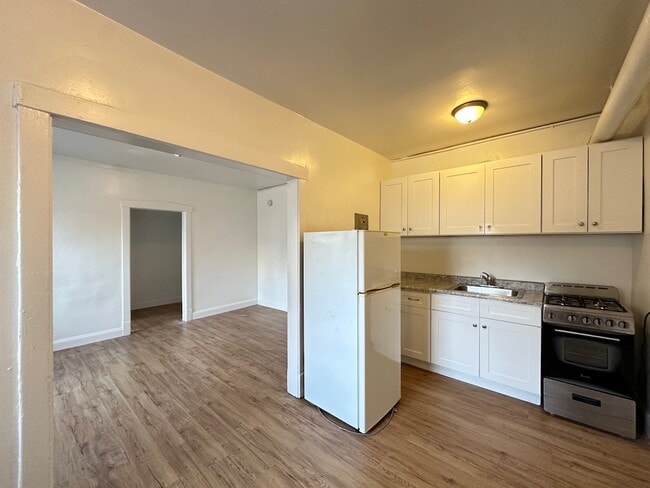 Building Photo - 2432 N Linden Pl