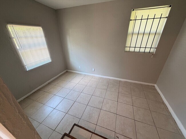 Foto del edificio - Spacious, updated 3/1 with bonus room and large utility room