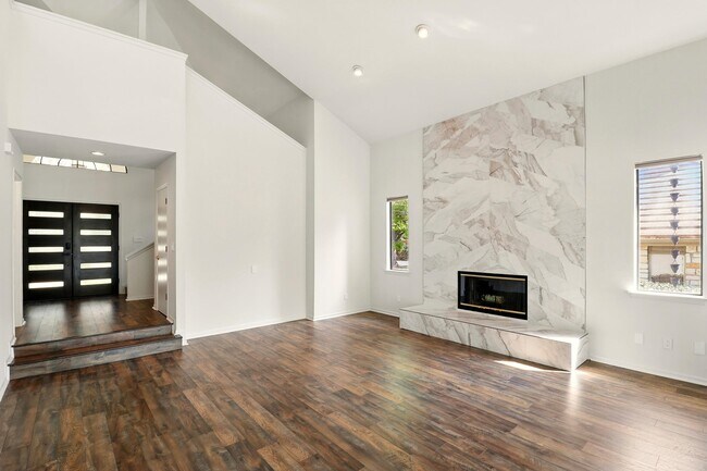 Building Photo - 2805 Aurora