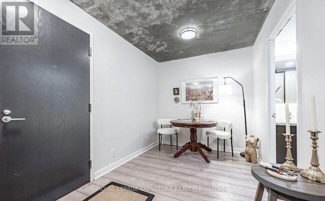 Building Photo - 1005 King St W