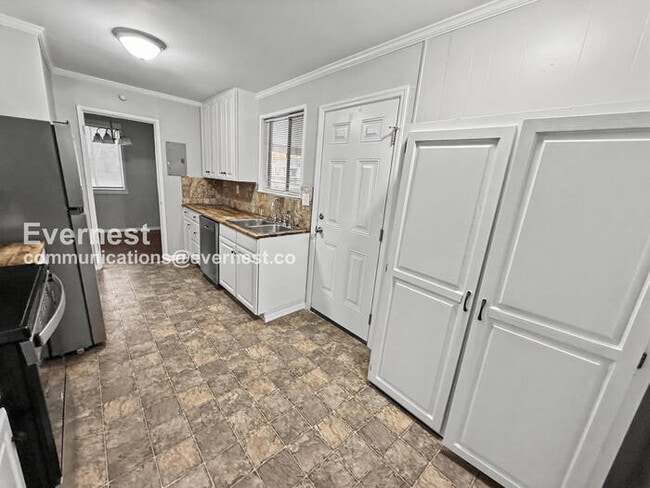 Building Photo - 3056 Highland Dr