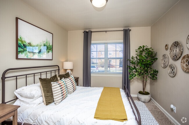 1BR, 1BA - 530 SF - Wakonda Village and Manor Apartment Homes