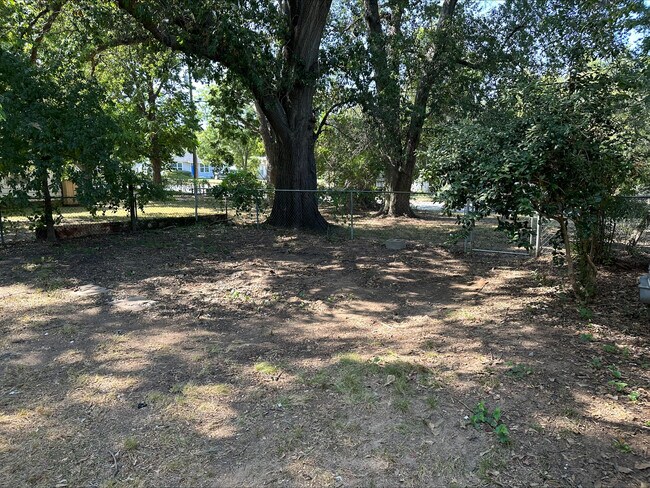 El patio tiene muchos árboles. - 2626 W Johnson St