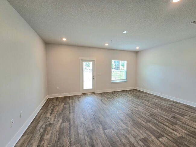 Building Photo - Stunning Townhome - Prime Pensacola Location