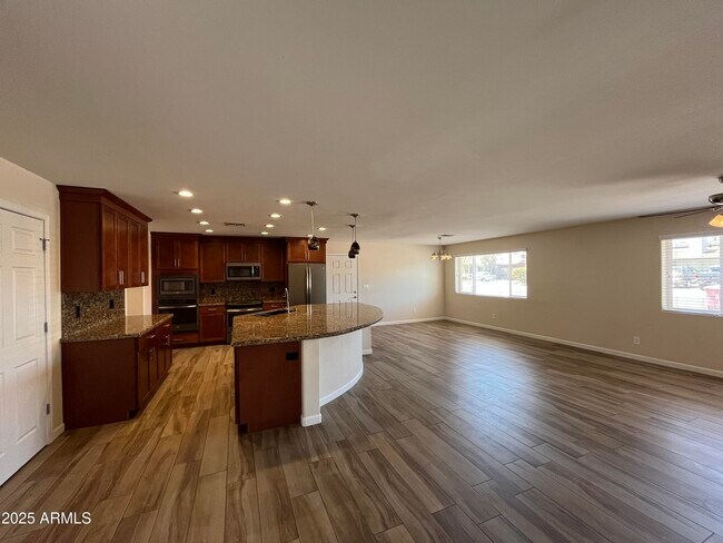 Foto del edificio - 7627 E 4th St