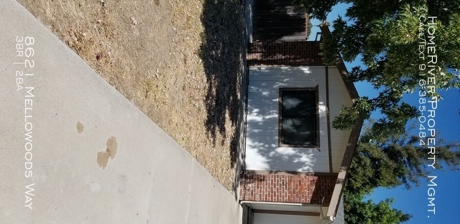 Foto del edificio - Large fenced yard, ready for move-in