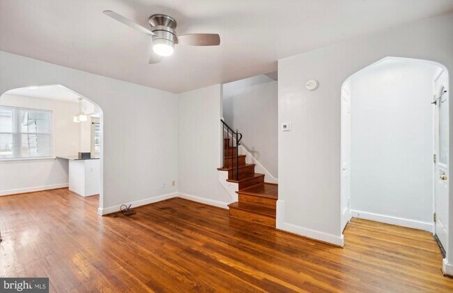 Sala de estar n.° 2 - 104 Lynhaven Dr
