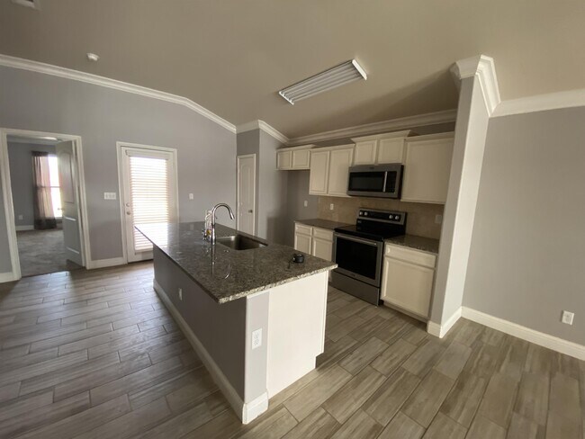 Foto del edificio - 1621 Revolution Dr