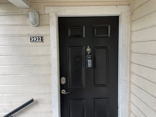 Foto del edificio - 2br/2ba Tradewinds Condo with Black Applia...