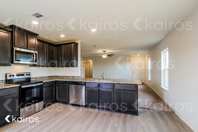 Foto del edificio - 5906 Sapphire Lagoon Rd