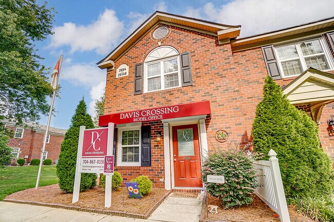 Foto del edificio - All-brick townhome living, minutes from it all.