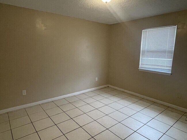 Building Photo - 4237 Moncrief Rd