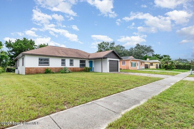 Building Photo - 1744 Valencia Ave