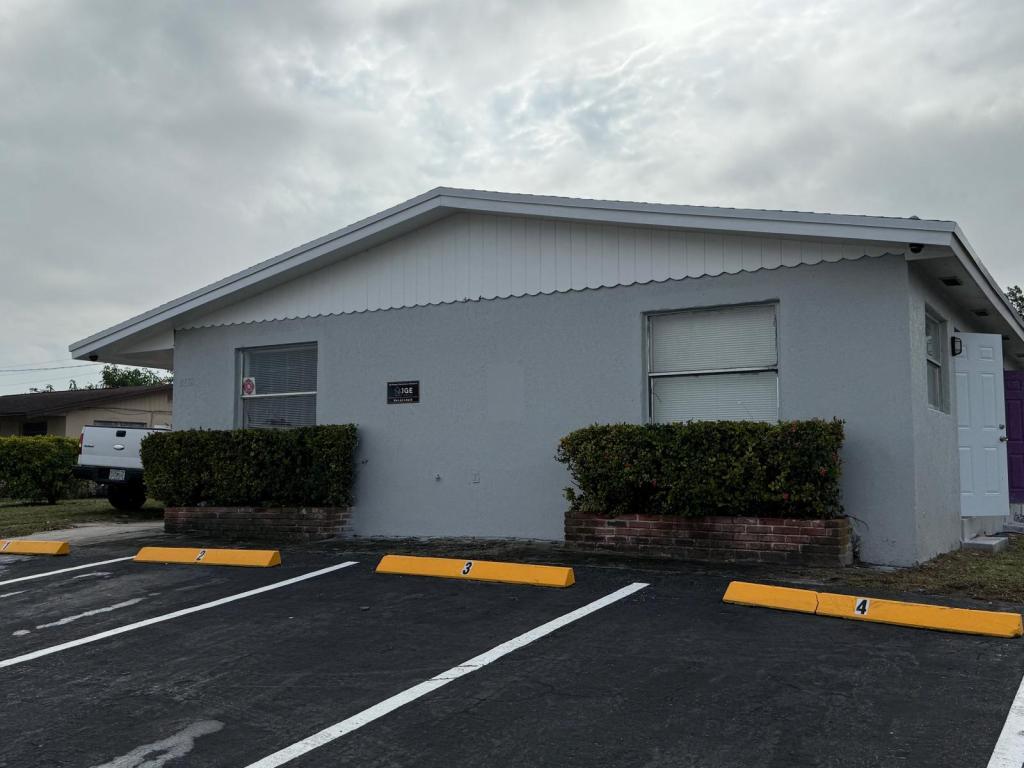 Foto principal - 2880 SW 1st St
