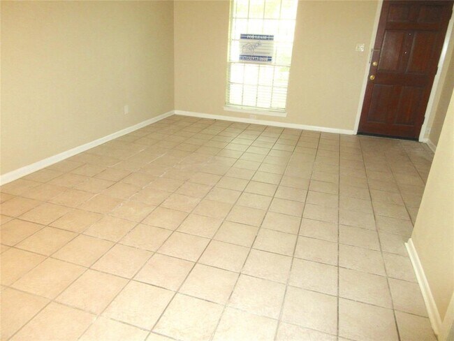 Building Photo - 10122 Shadow Wood Dr