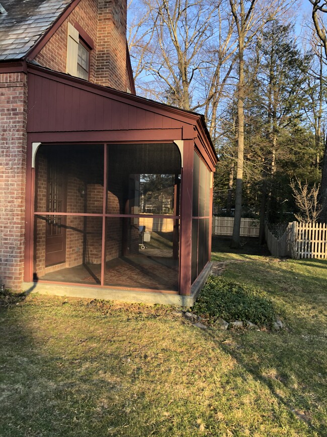 Screened porch - 10 Darroch Rd