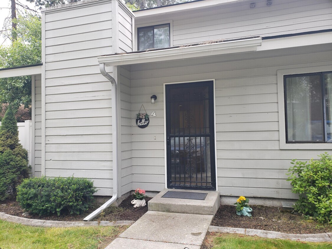 Foto principal - 623 E Whispering Pines Ln