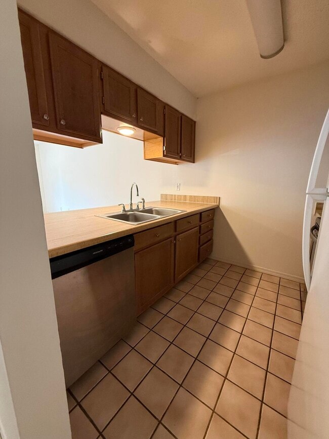 Building Photo - 513 Landview Dr
