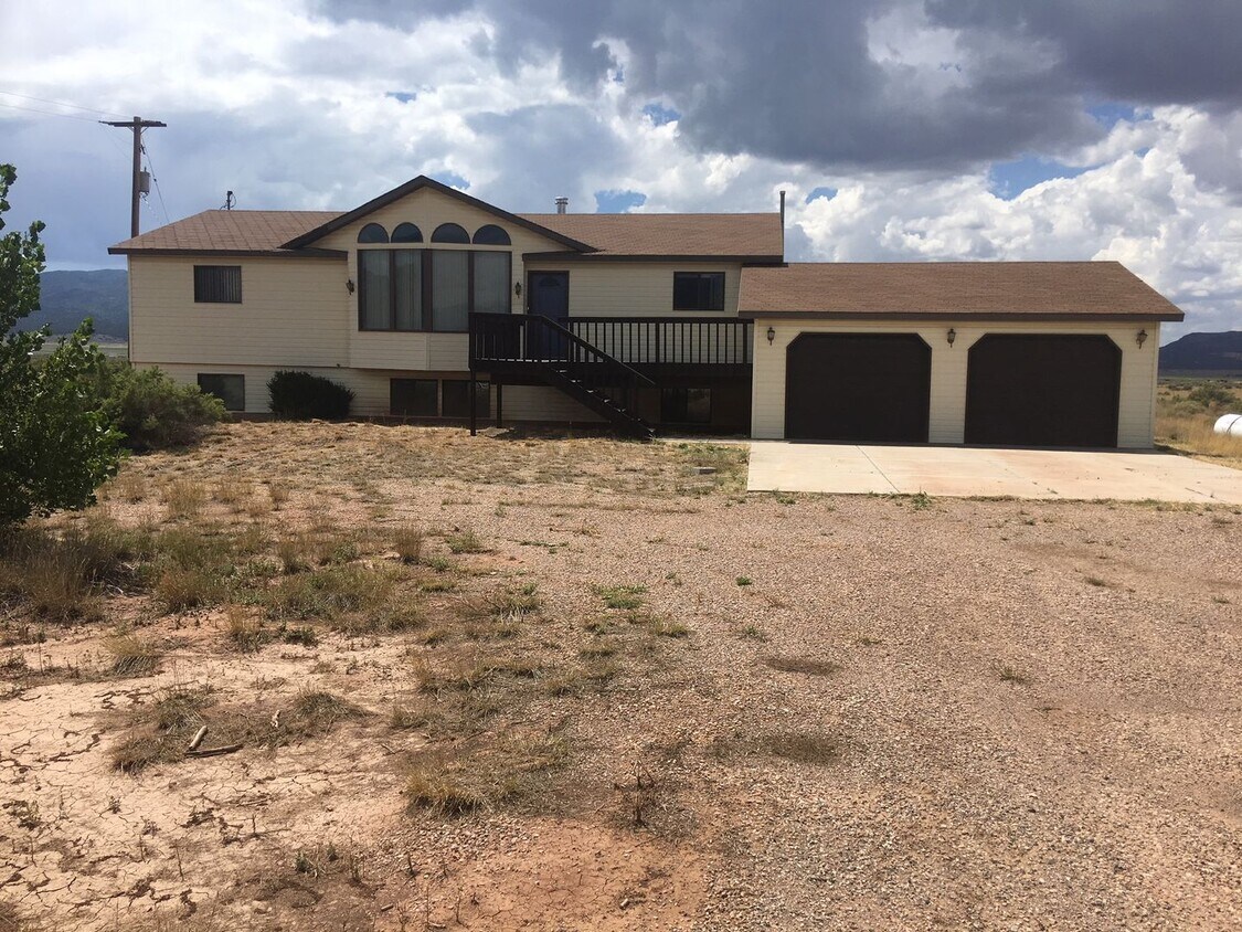 Primary Photo - Spacious Cedar City Home with Scenic Mount...