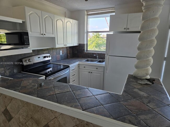 Building Photo - 1801 S Treasure Dr