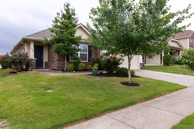 Front - 644 Pemberton Dr
